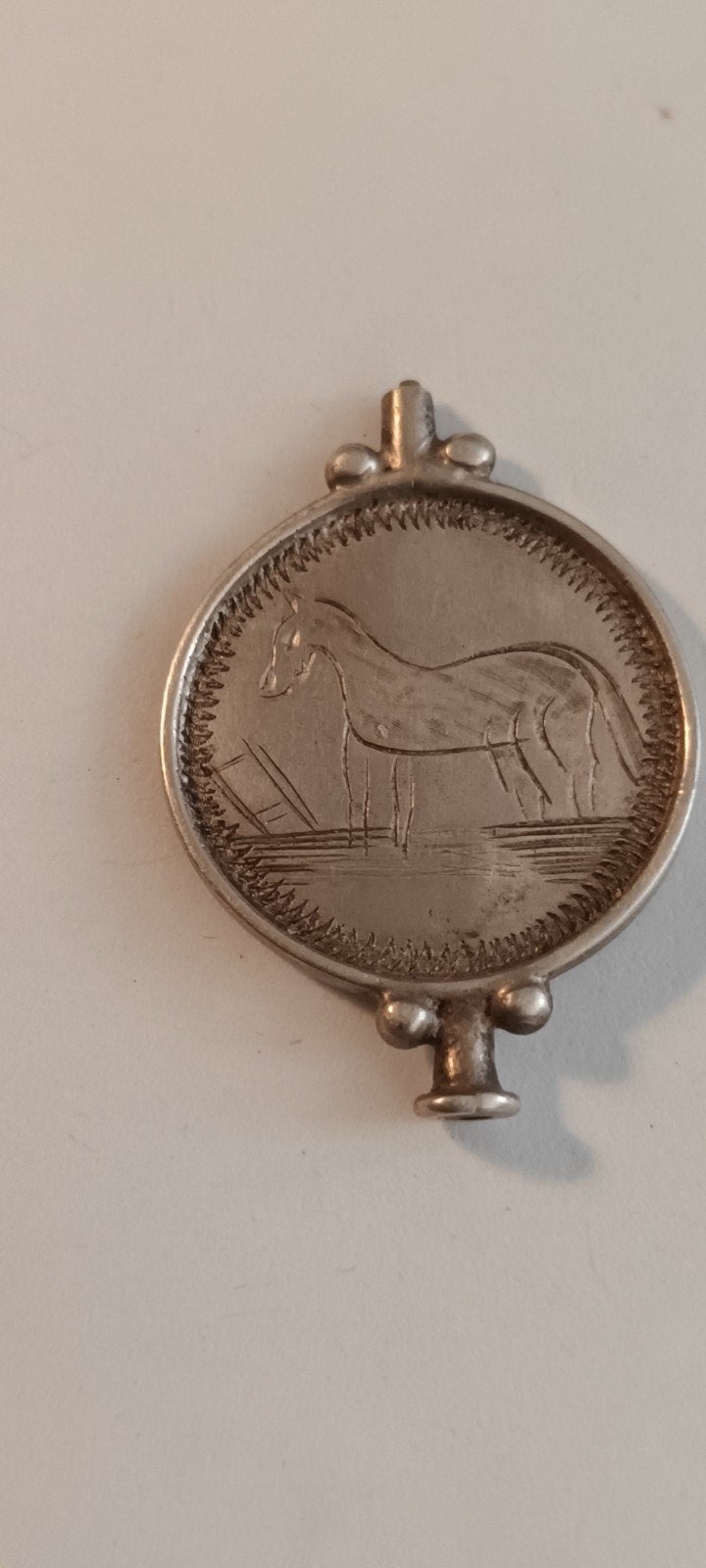 Zilveren Medaillon met Bloem en Paard - Vintage, Overige merken, Gebruikt, Ophalen of Verzenden, 1 bedel