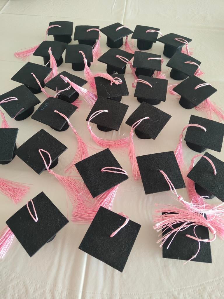 28 Mini Afstudeerhoedjes met Roze Kwastje - Nieuw, Ophalen of Verzenden, Nieuw, Feestartikel, Overige