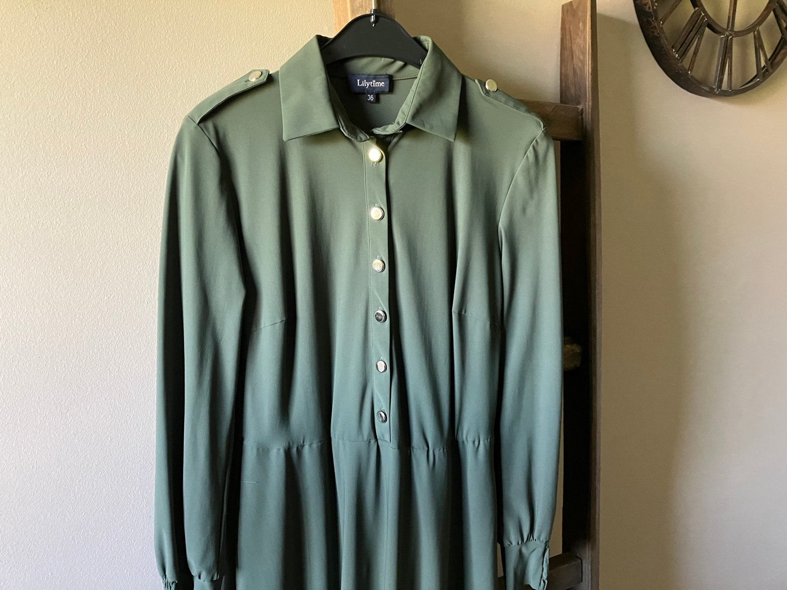 Blousejurk Lilytime maat 36 olijfgroen, Kleding | Dames, Jurken, Ophalen of Verzenden, Zo goed als nieuw, Maat 36 (S), Onder de knie