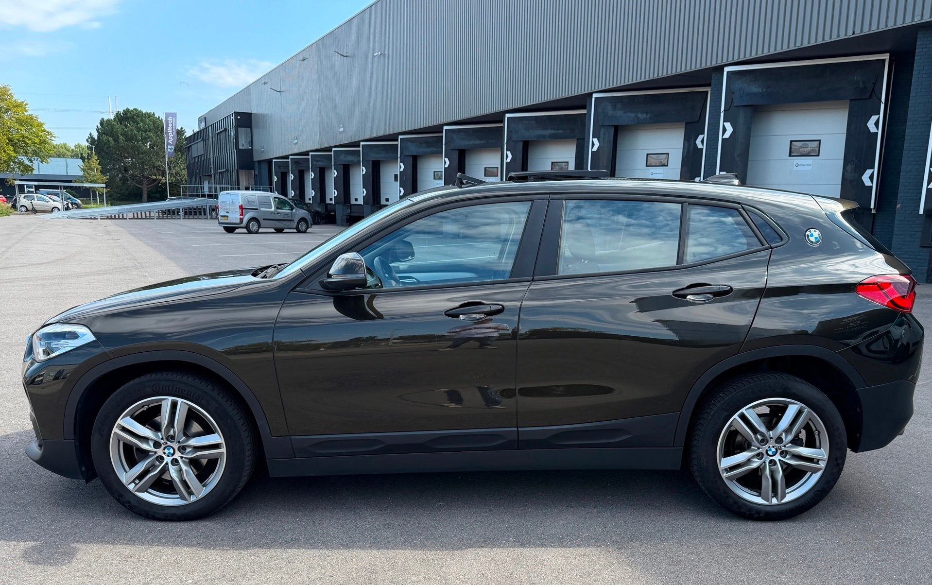 BMW X2 SDrive18i PANORAMADAK/AUTO/NAVI/KEYLES, Auto's, Dealer onderhouden, Gebruikt, Bruin, Bedrijf