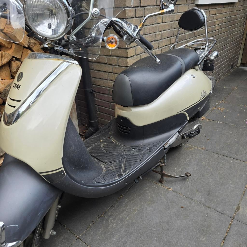Sym Allo Scooter Ivoor Wit met Rugsteun - Nieuwe Accu, Ophalen of Verzenden, Gebruikt, Benzine, Allo