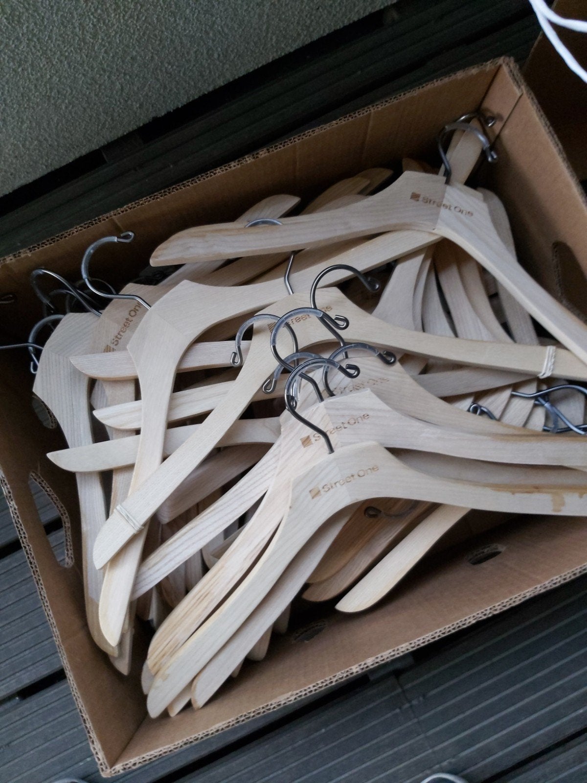 Houten kledinghangers 90 stuks  - Diverse modellen, Kleding | Dames, Kledinghangers, Ophalen, Hout