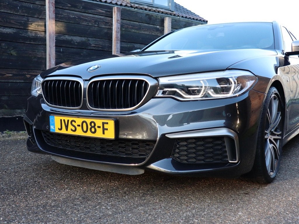 BMW 5 Serie M550i xDrive High Executive dealer O.H., BTW-aut, Automaat, Automatische klimaatregeling, Gebruikt, 2000 kg