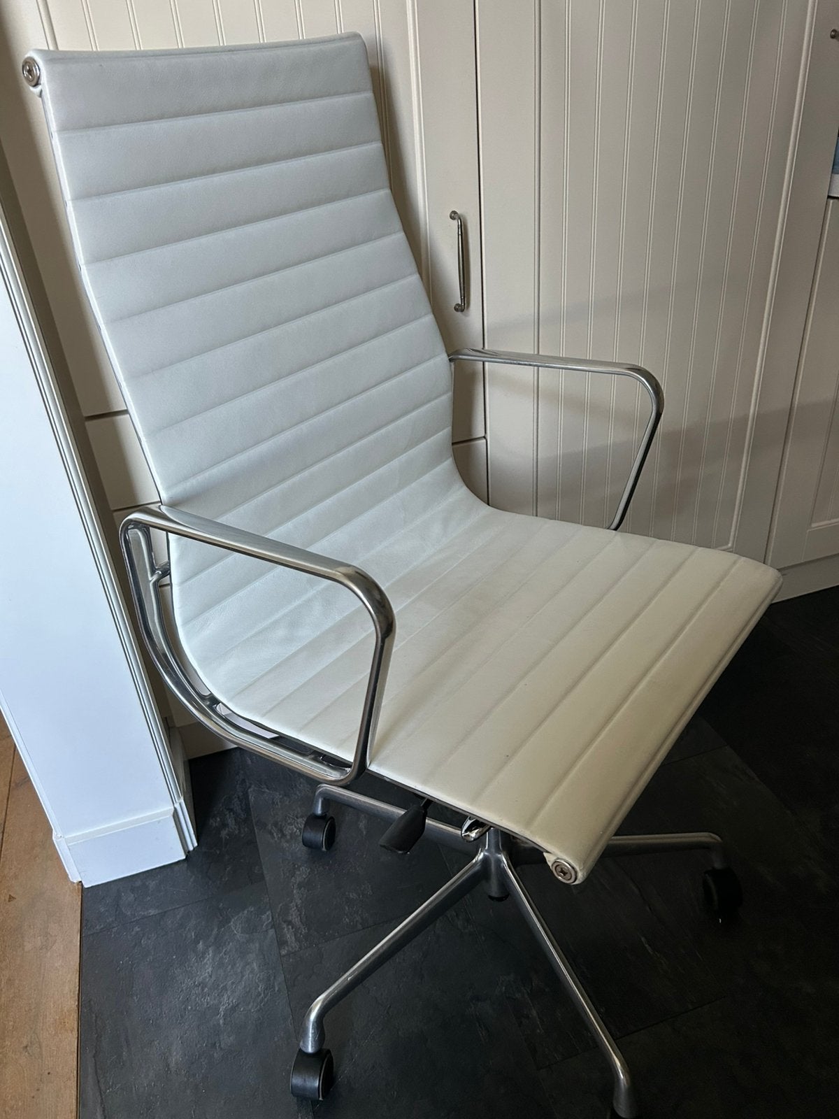 Vitra Eames bureaustoel EA 119 EA119 wit leer gepolijst, Ophalen, Wit, Zo goed als nieuw, Nvt