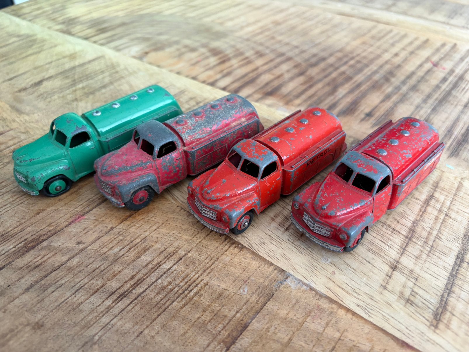 4x Dinky Toys Studebaker Petrol Tanker. ESSO, Castrol, Mobil, Ophalen of Verzenden, Gebruikt, Bus of Vrachtwagen, Dinky Toys