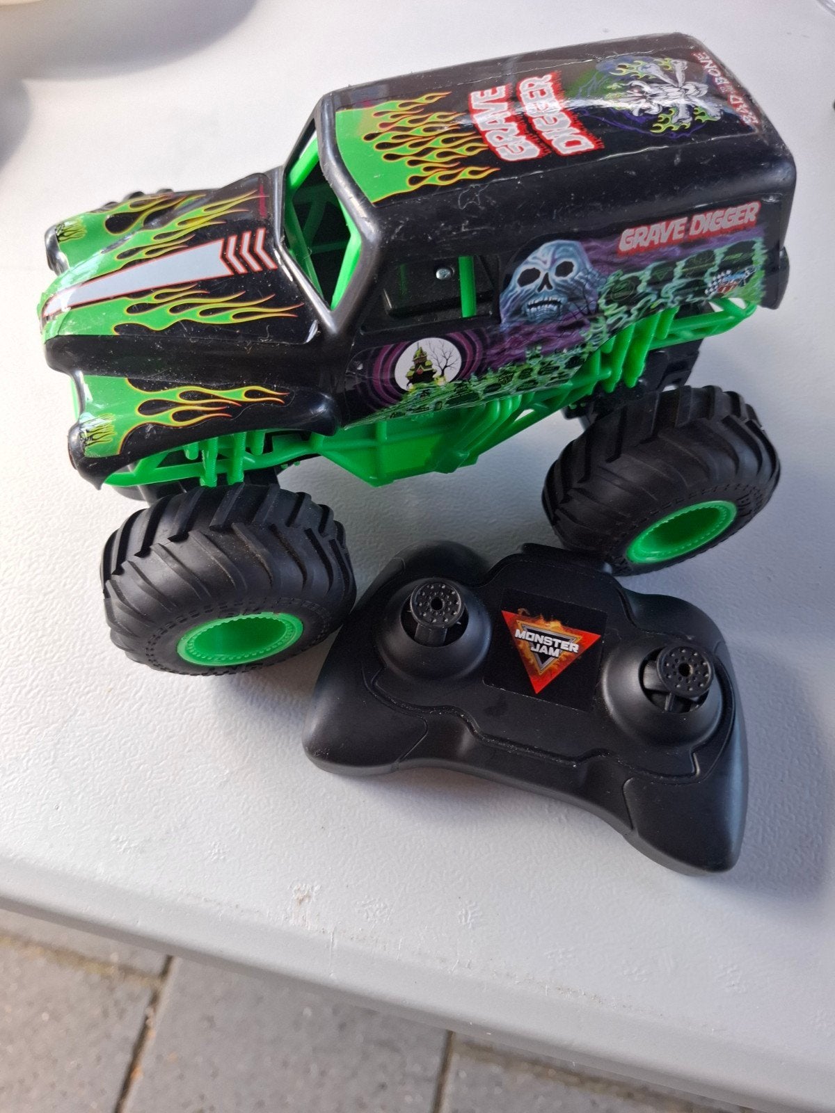 bestuurbare auto monster jam grave digger, Ophalen, Gebruikt, Overige schalen, Auto offroad