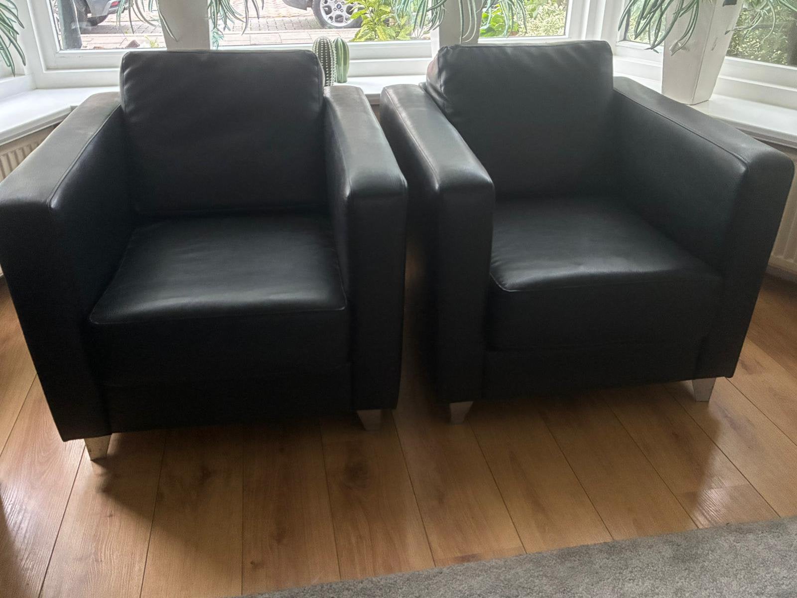 Twee leren stoelen, Huis en Inrichting, Ophalen, Zo goed als nieuw