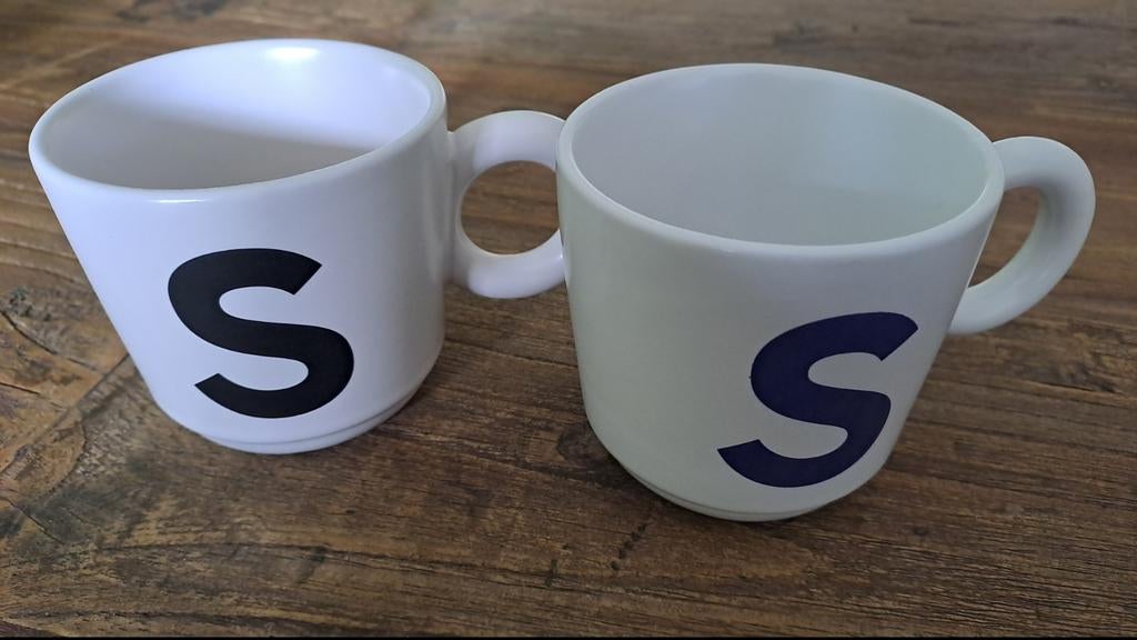 Mokken met letter S, Huis en Inrichting, Ophalen of Verzenden, Zo goed als nieuw, Overige stijlen, Kop(pen) en/of Schotel(s)