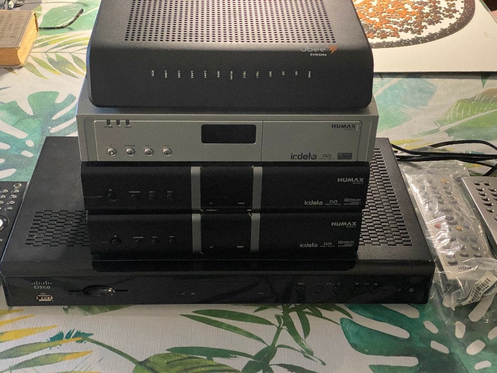 Ziggo - Decoder en Modem + Wifiblast repeater, Computers en Software, Ophalen, Gebruikt, Router met modem