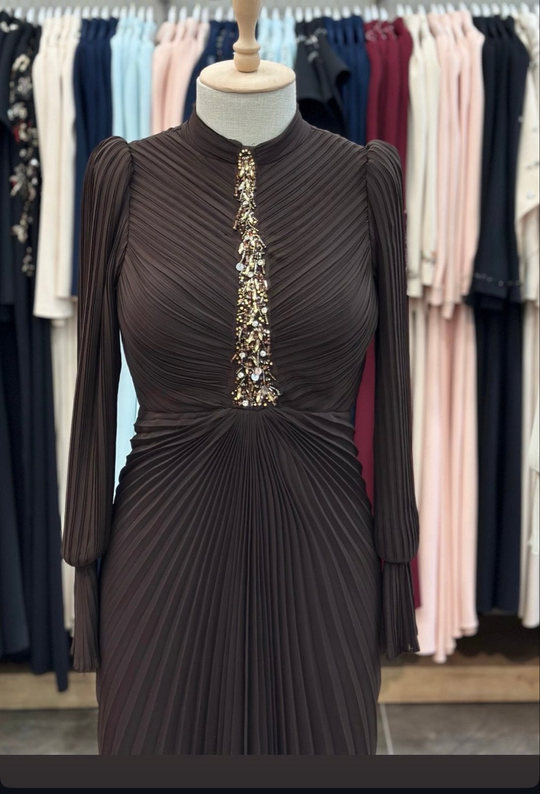 Elegante geplooide maxi jurk met strass details, Maat 38/40 (M), Bruin, Verzenden, Nieuw