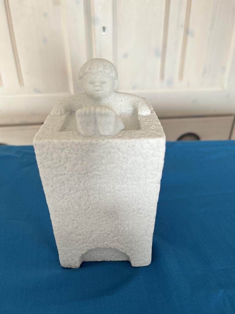 Beeldje Marble Stone Art Kindje in bad, Ophalen of Verzenden, Zo goed als nieuw, Mens
