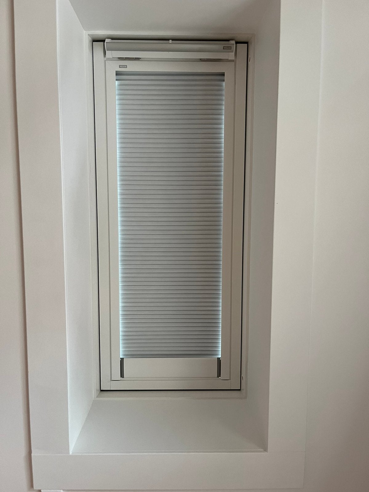 Velux verduisterend plissé gordijn elektrisch CK06, Huis en Inrichting, Ophalen, Rolgordijn, Verduisterend, Wit