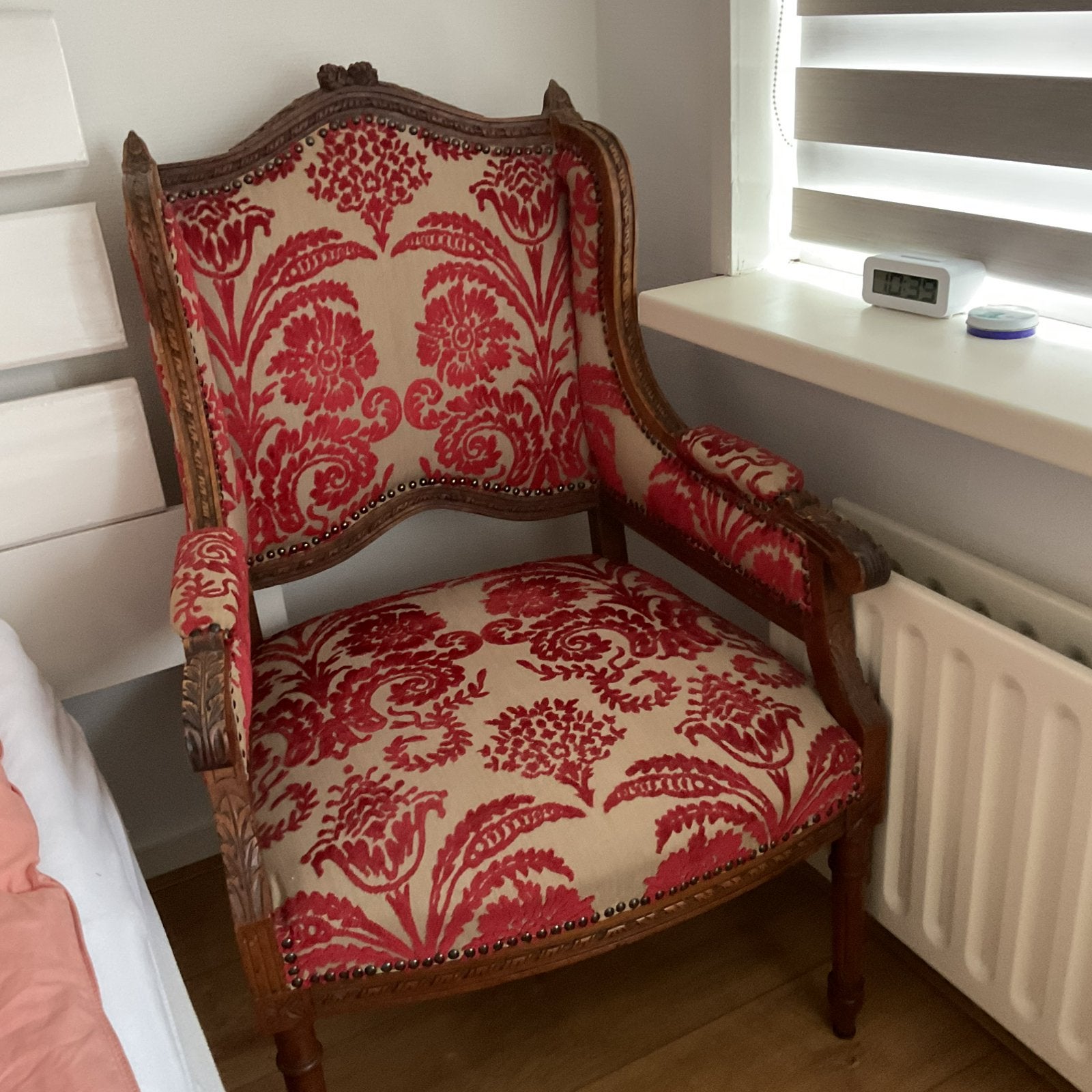 Antieke stoel met rode/ beige stof, Ophalen