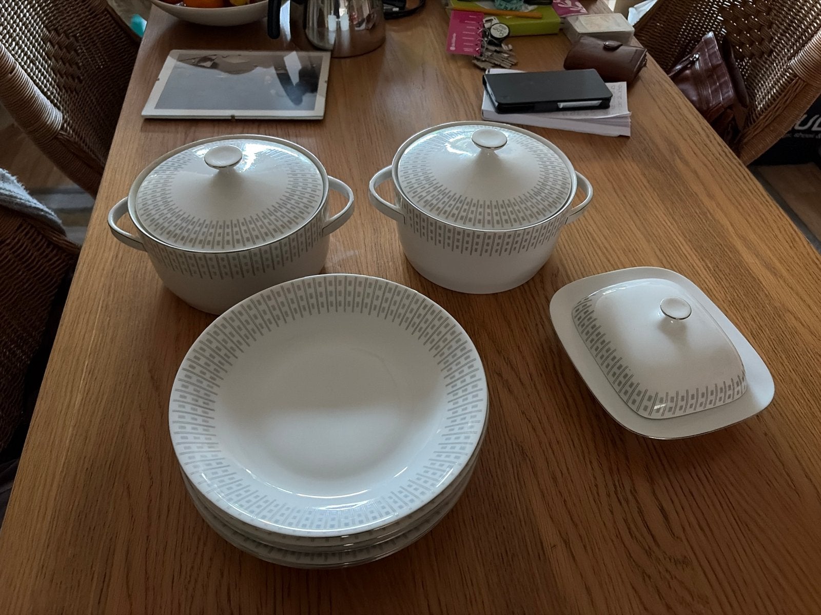 Servies: 6 diepe borden, botervloot, 2 dekschalen, Huis en Inrichting, Keuken | Servies, Ophalen, Gebruikt, Keramiek, Compleet servies