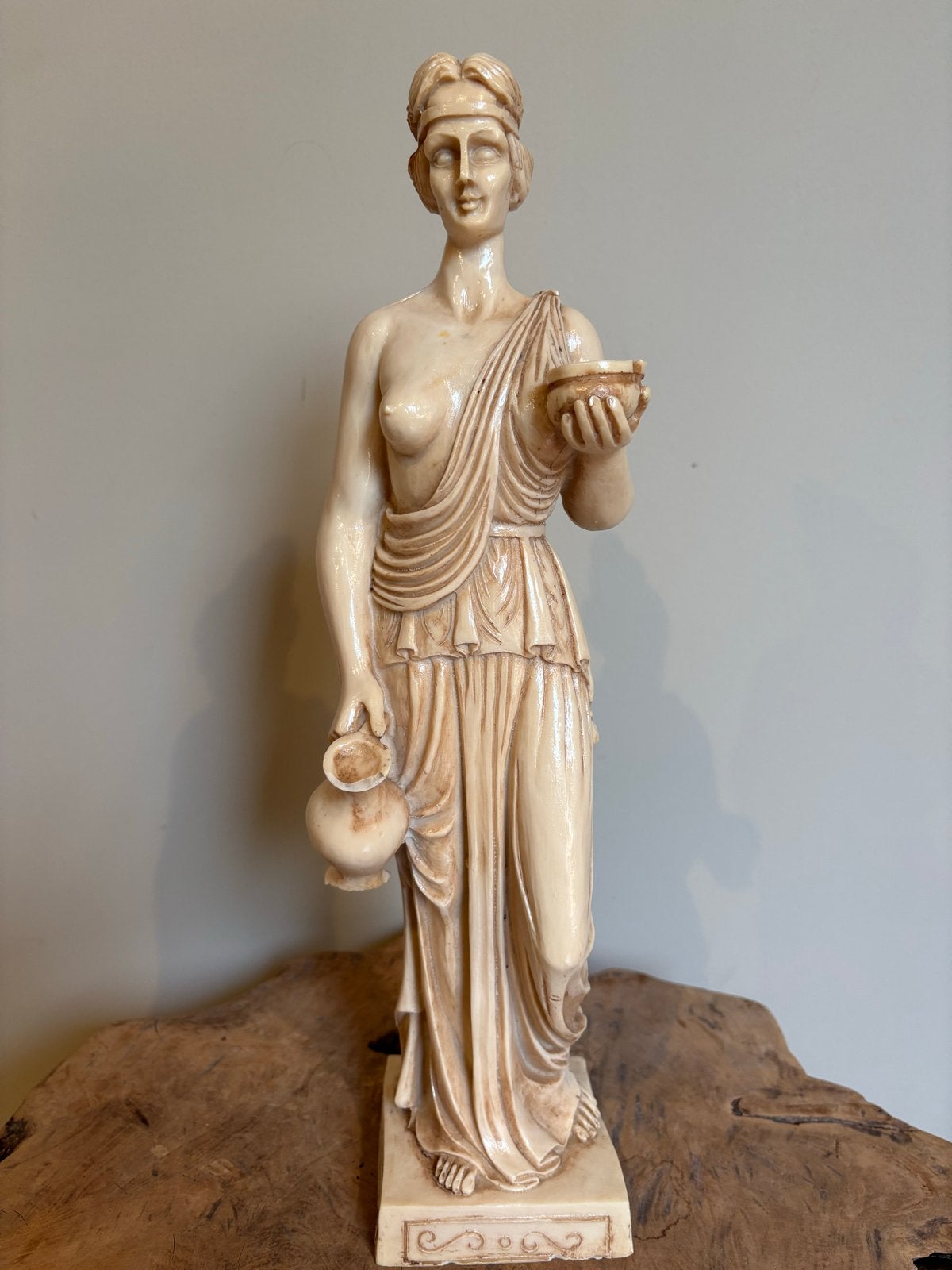 Italiaans vintage beeld Hebe/Ebe R.B. 40 cm marmerpoeder, Antiek en Kunst, Verzenden, 50 - 100 cm, Op sokkel, Beeld