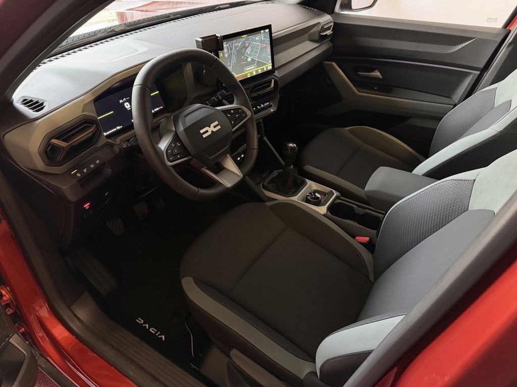 Dacia Bigster 1.2 MILD HYBRID 130 4X4 PANO SCHUIFDAK NAVI EL, 12 maanden, Stof, Gebruikt, Zwart