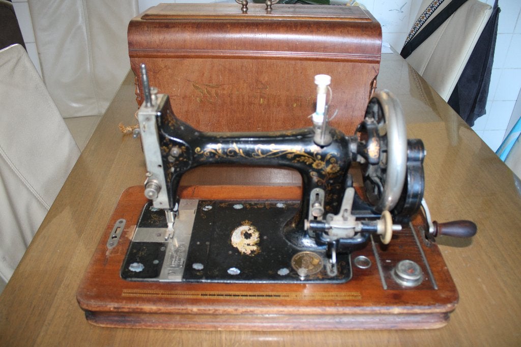 Oude Wilhelmina handnaaimachine., Ophalen