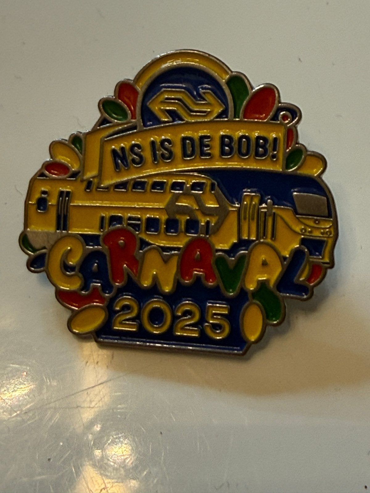 NS Carnaval 2025 Pin - "NS IS DE BOB!" - Nieuw, Verzamelen, Ophalen of Verzenden, Nieuw, Transport, Speldje of Pin