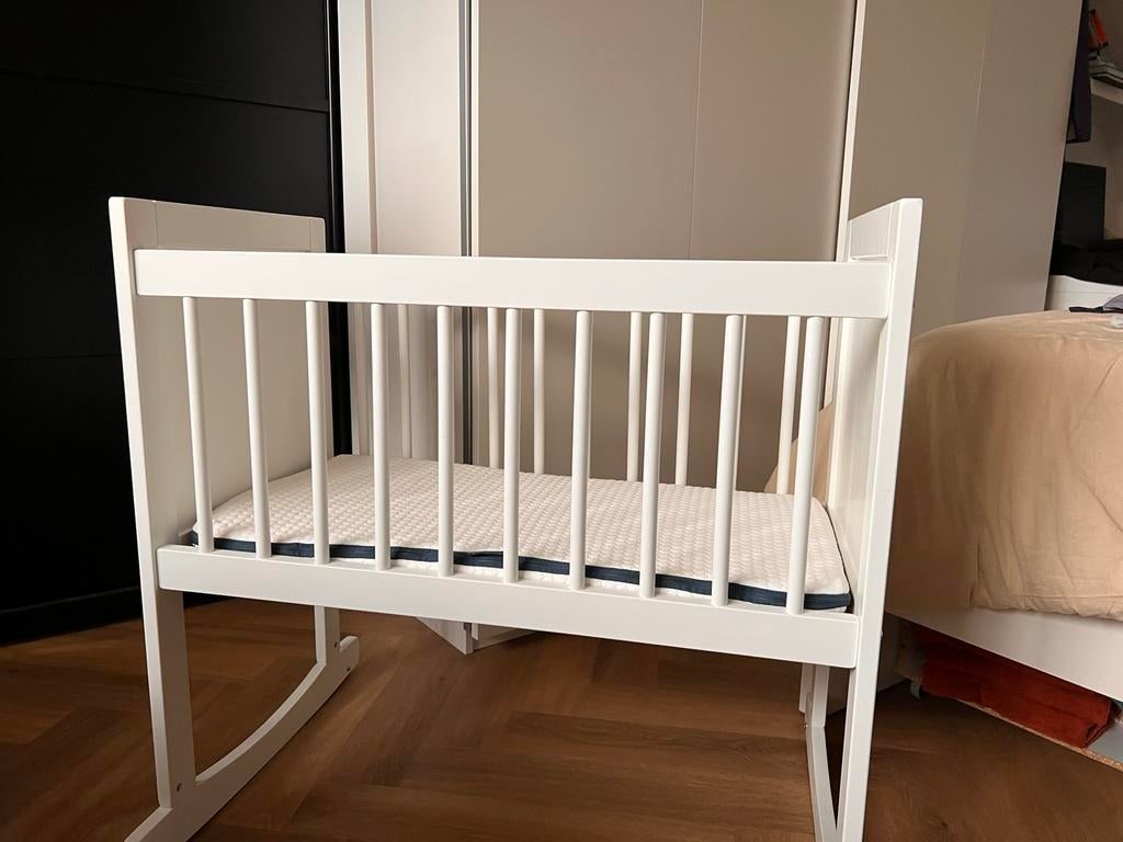 Witte wieg met wiegfunctie en AeroSleep matras, Kinderen en Baby's, Babywiegjes en Ledikanten, Ophalen, Zo goed als nieuw, Wieg