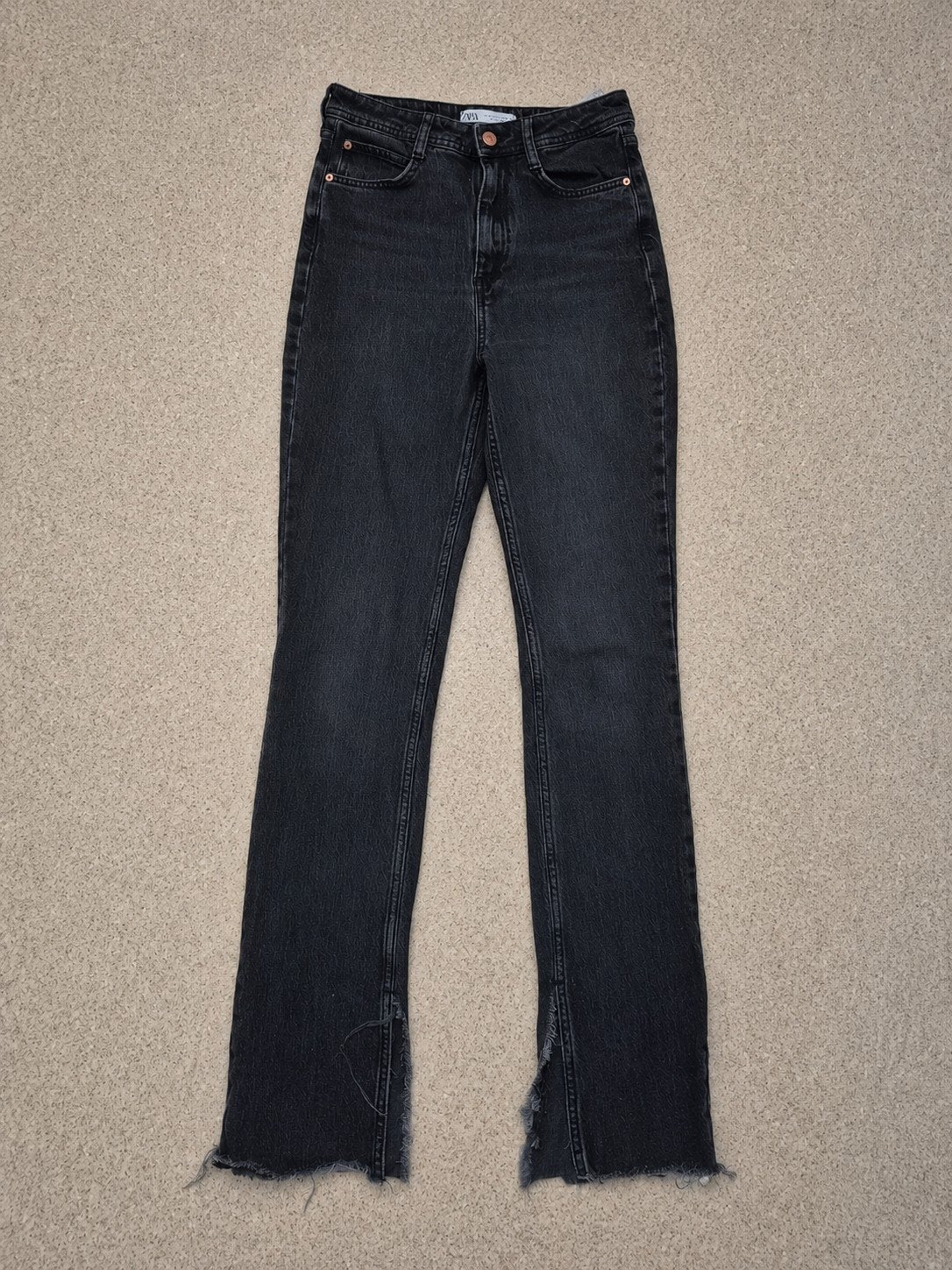 Zwarte flared jeans met split en onafgewerkte zoom, Ophalen of Verzenden, Zo goed als nieuw, Maat 36 (S), Lang