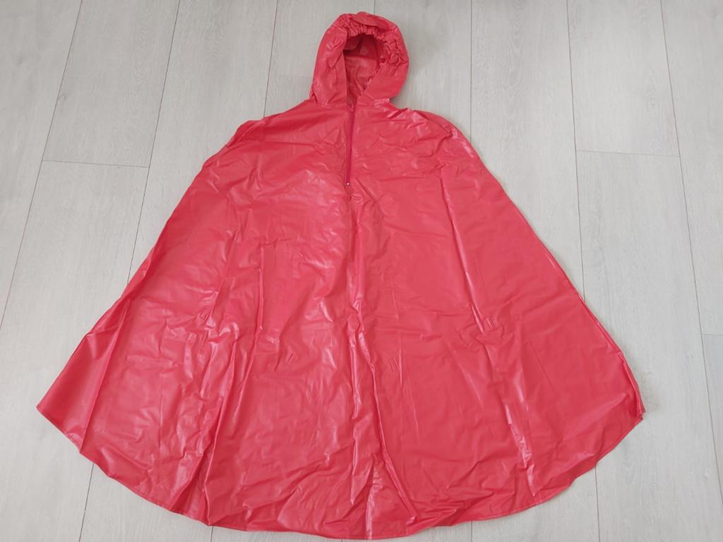 Rode stevige poncho, Ophalen