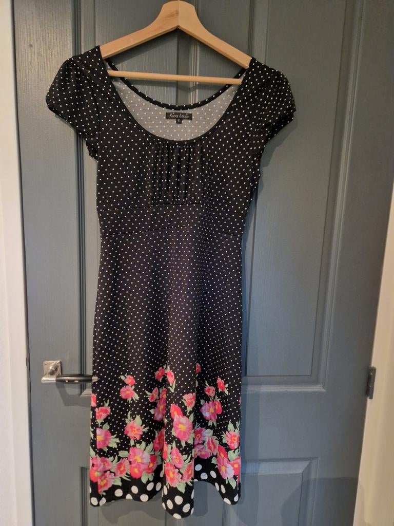 Jurk King louie travelstof mt S, ZGAN, Kleding | Dames, Jurken, Zwart, Ophalen of Verzenden, Zo goed als nieuw, Knielengte