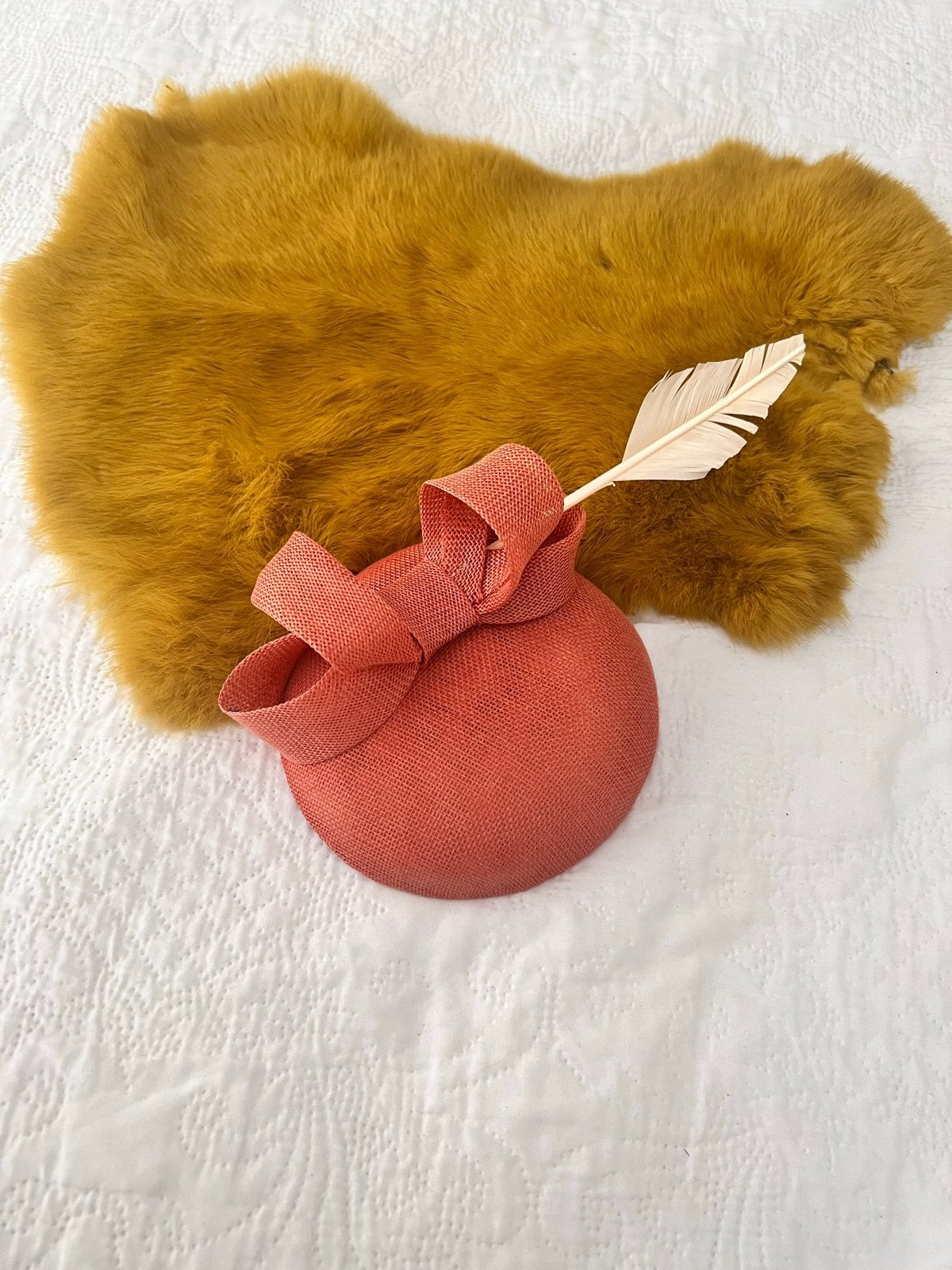 Mooi koraalrood dopje, pastel fascinator hoed,roze rood,veer, Kleding | Dames, Hoeden en Petten, Ophalen of Verzenden, Nieuw