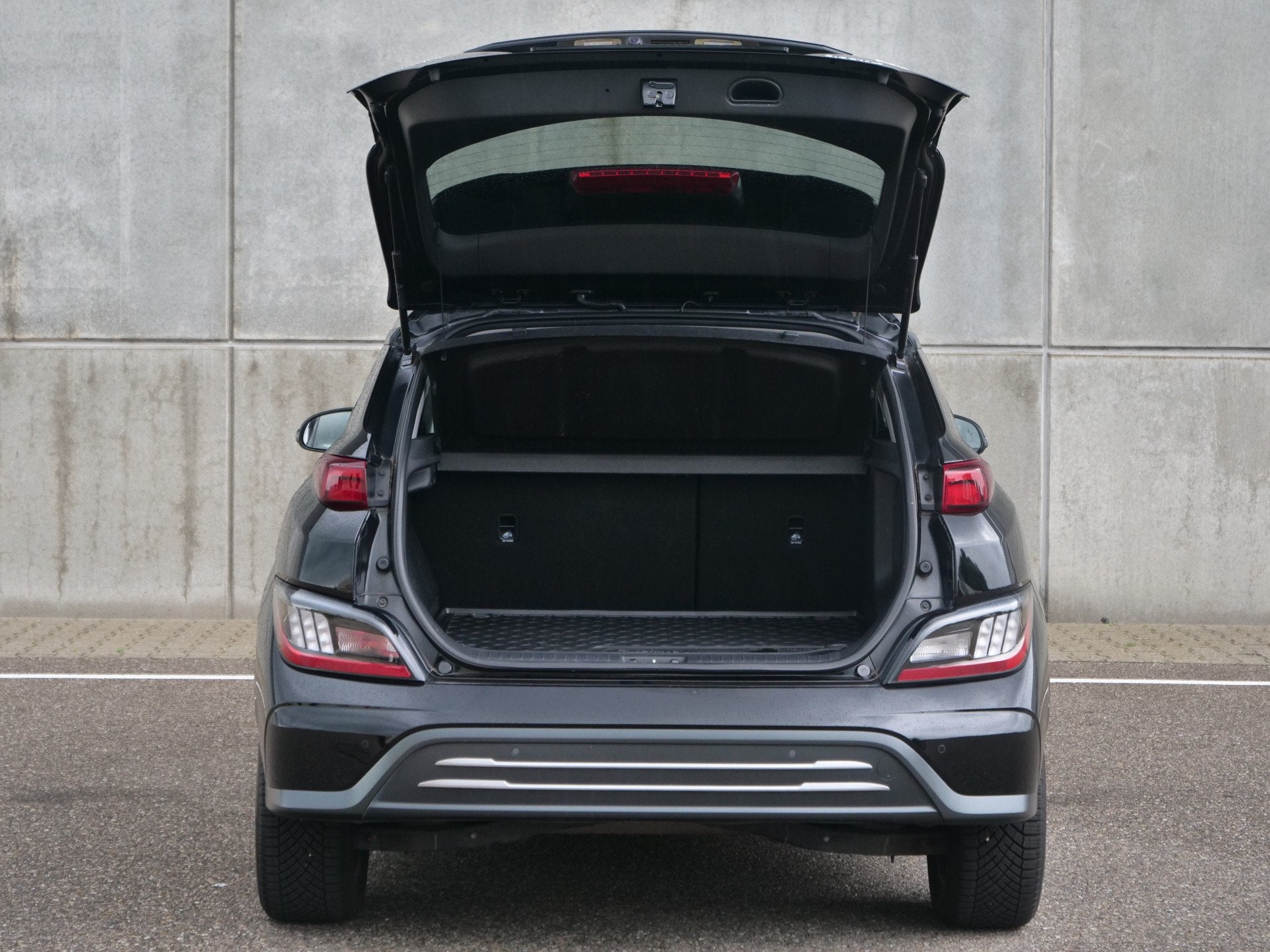 Hyundai Kona EV Premium Sky 64 kWh | schuifdak | leder | kre, 14 kWh, Gebruikt, Zwart, Zwart