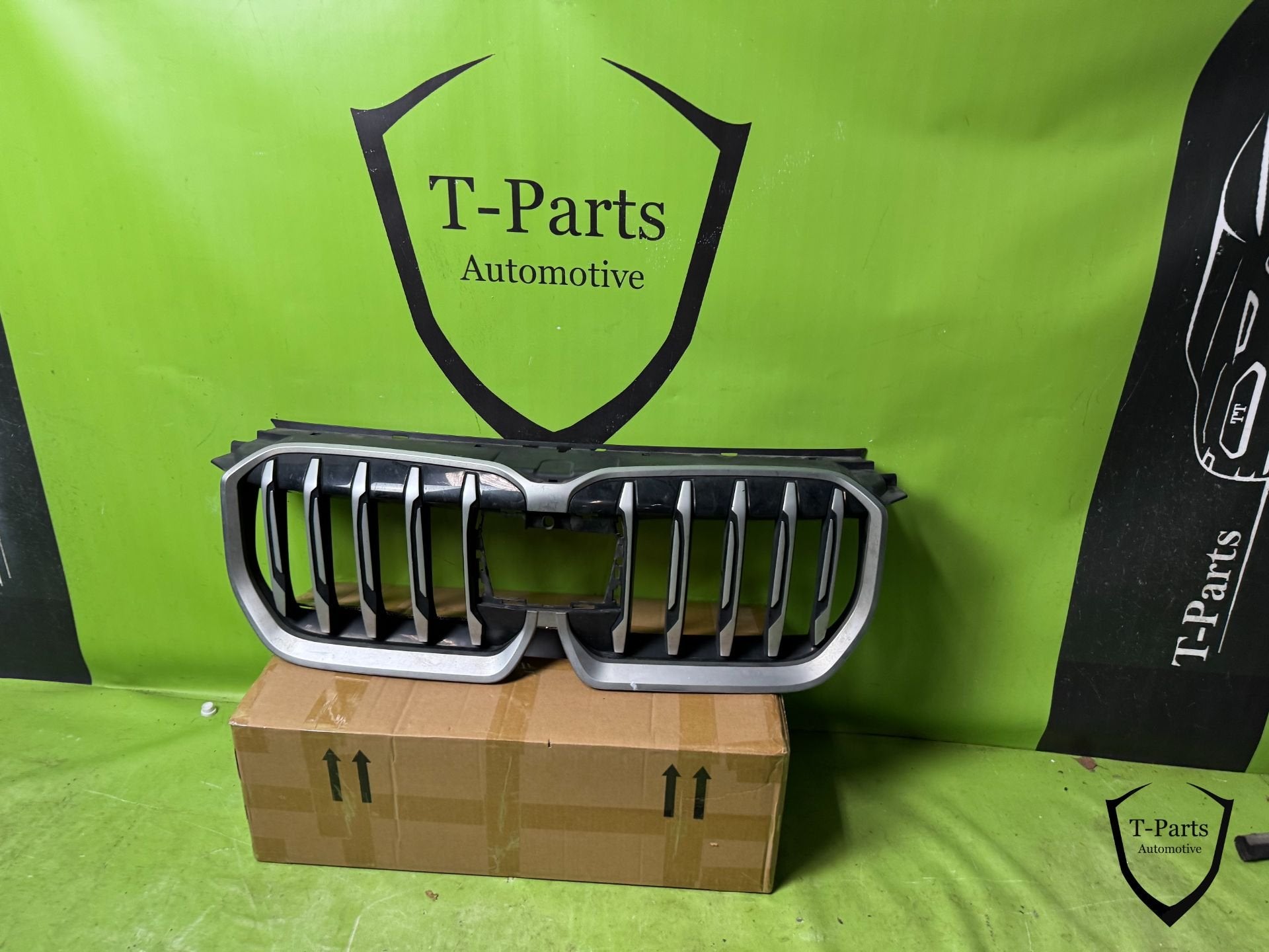 BMW X1 U11 Grille voorbumper 9880301, Petuelring 130
80788  Munich, DE, Gebruikt, Info@bmw.de, Ophalen of Verzenden