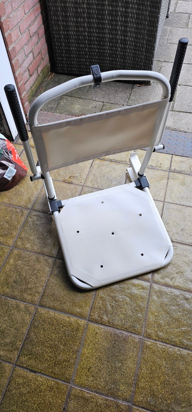 Opklapbare douchestoel met muurbevestiging, Ophalen