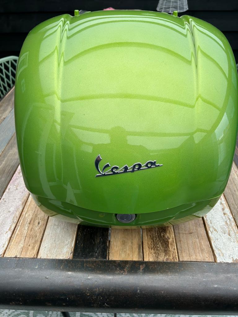 Nette vespa motorkoffer met rugsteun!, Motoren, Ophalen, Gebruikt