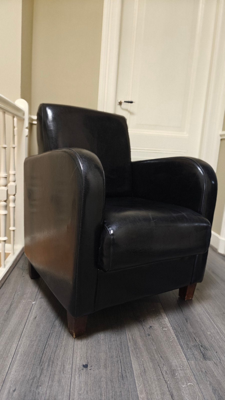 Zwarte kunstleren fauteuil, gebruikt in kapperszaak, Huis en Inrichting, Gebruikt, Minder dan 75 cm, 50 tot 75 cm, Ophalen