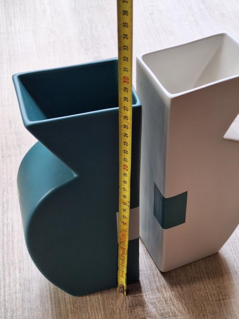Set van 2 moderne design vazen, wit en petrol, Huis en Inrichting, Woonaccessoires | Vazen, Ophalen of Verzenden, Zo goed als nieuw