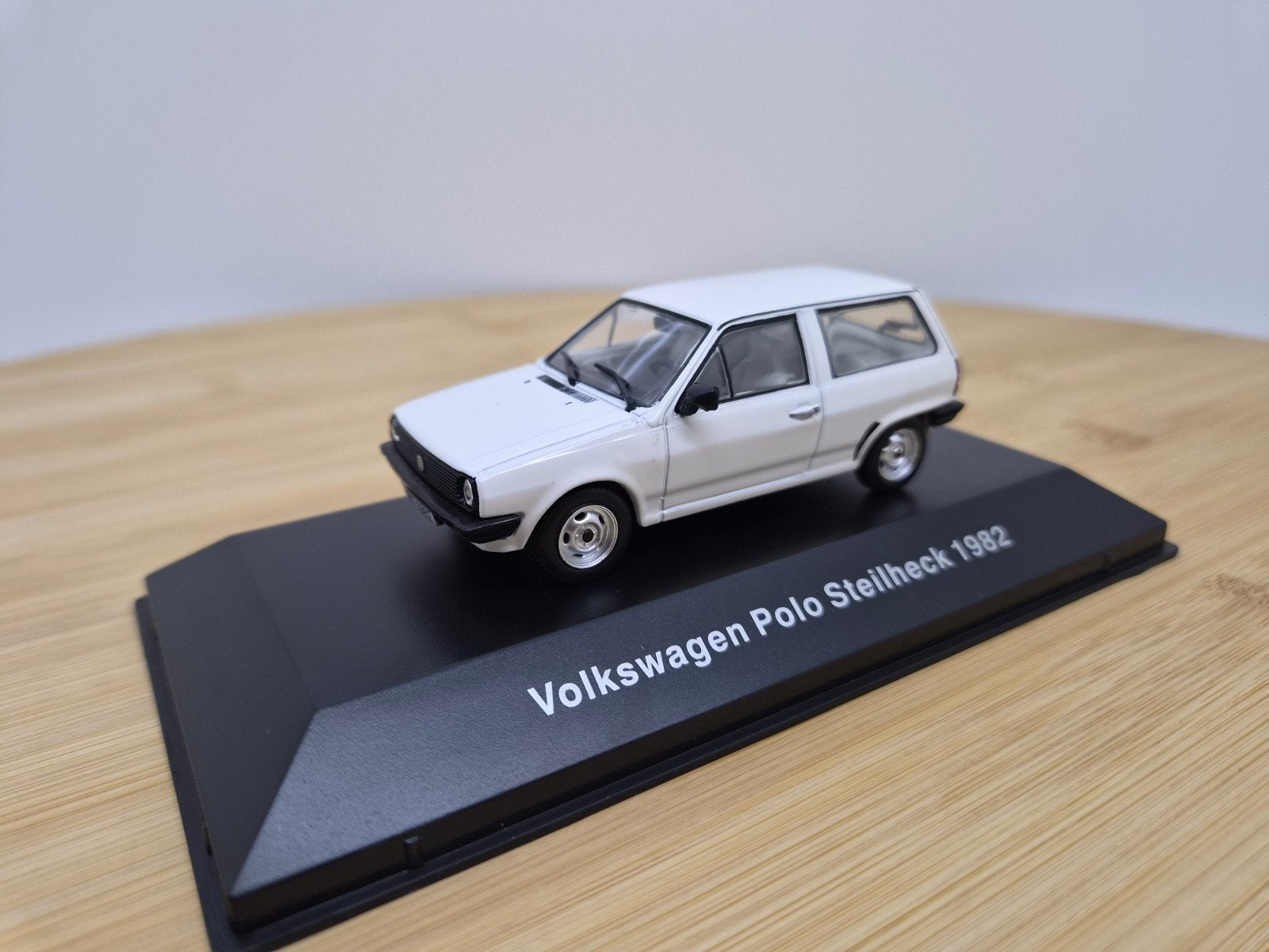 Ixo Models Volkswagen Polo Steilheck Wit 1/43, Hobby en Vrije tijd, Modelauto's | 1:43, Overige merken, O, Auto, Nieuw