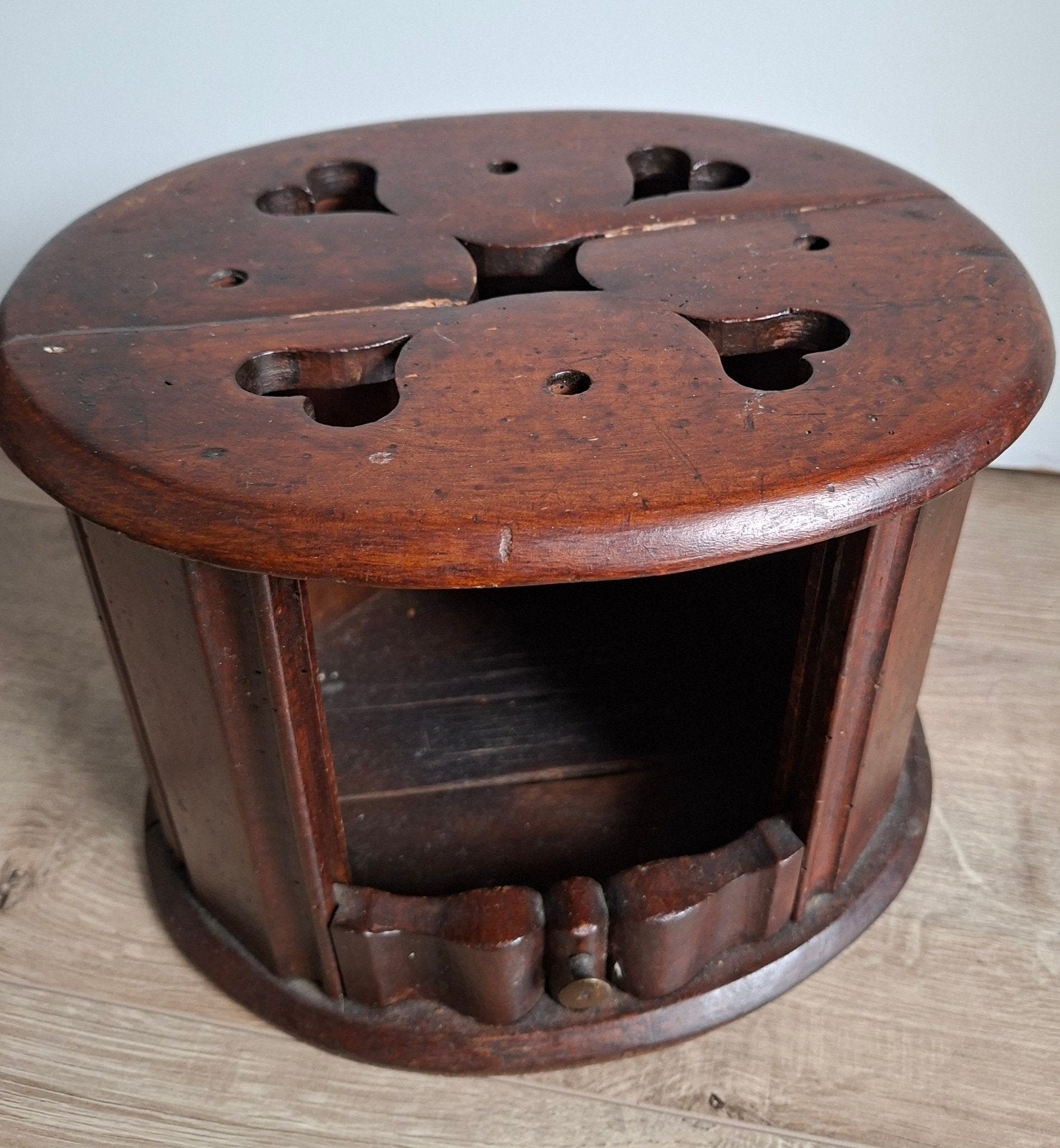 Antieke houten stoof met hartjesuitsparingen, Ophalen of Verzenden