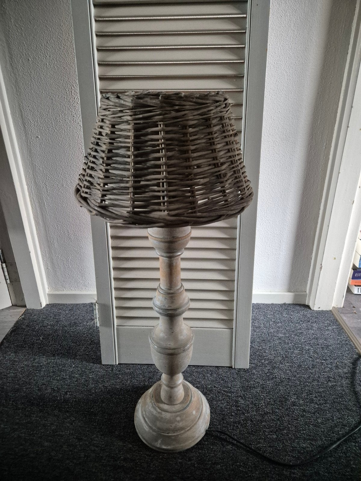 Stoere houten tafellamp met rieten kap, 70 cm hoog, Ophalen, Gebruikt, Met kap, Hout