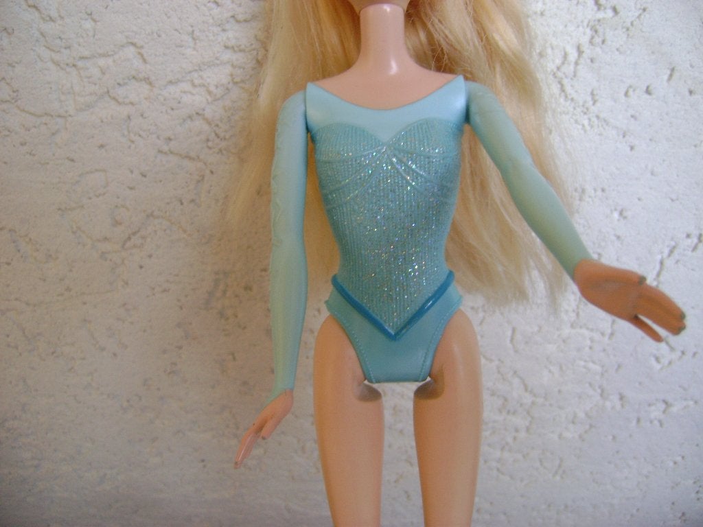 elsa met vast pakje met lange tule rok met laarzen uit 2012, Ophalen of Verzenden, Zo goed als nieuw, Barbie
