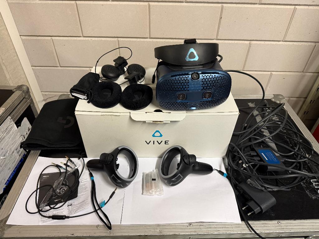 VIVE Cosmos VR Headset, Spelcomputers en Games, Virtual Reality, Ophalen of Verzenden, Zo goed als nieuw, VR-bril, Pc