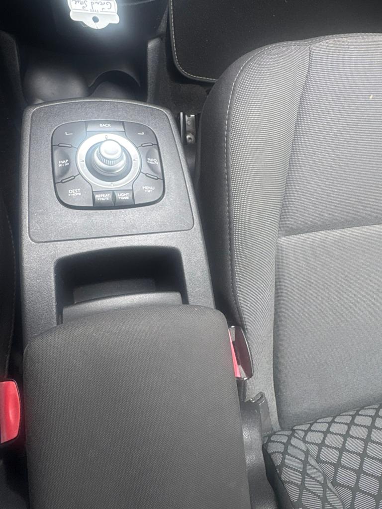 Foto 23 van Renault Grand Scenic 1.4 TCE 5P 2011 Grijs