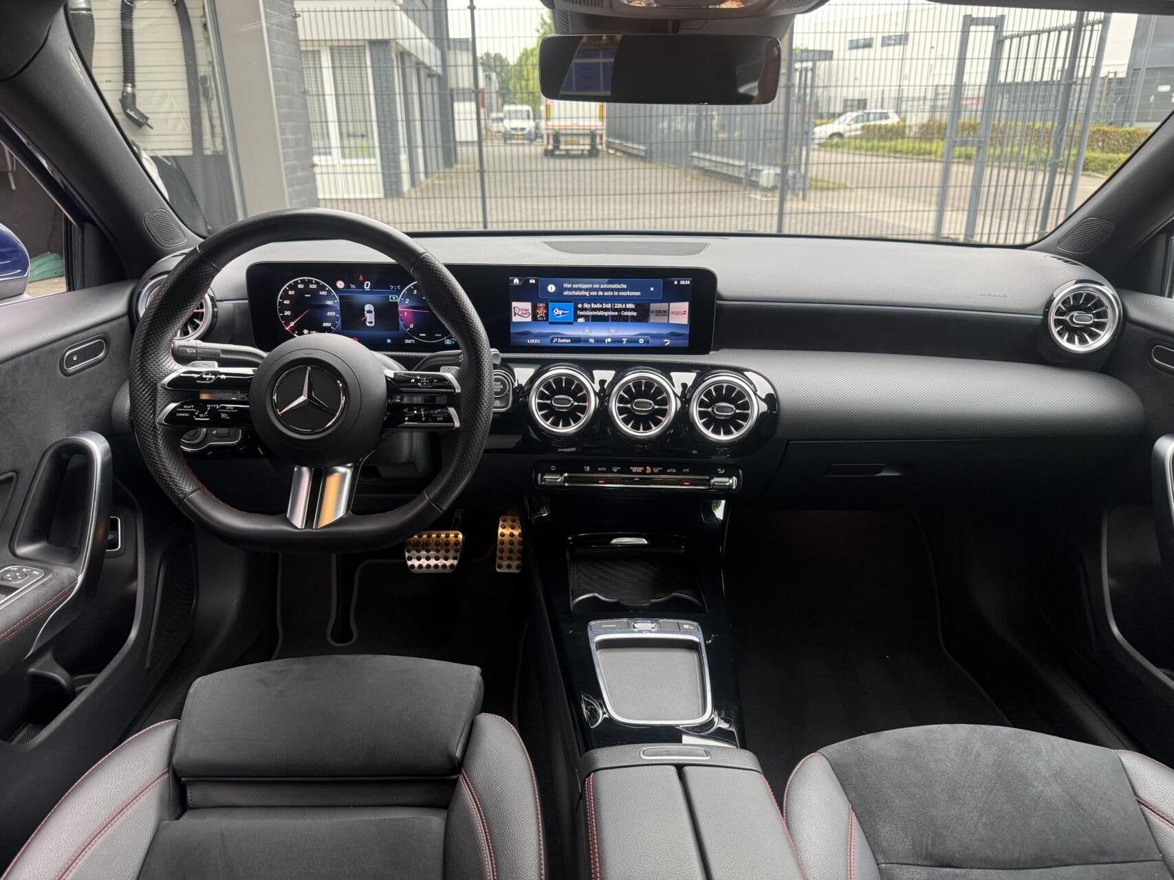 Mercedes A-klasse 200 AMG Line ADAPTIVE CRUISEC., Automatische klimaatregeling, Gebruikt, Met garantie (alle), Blauw