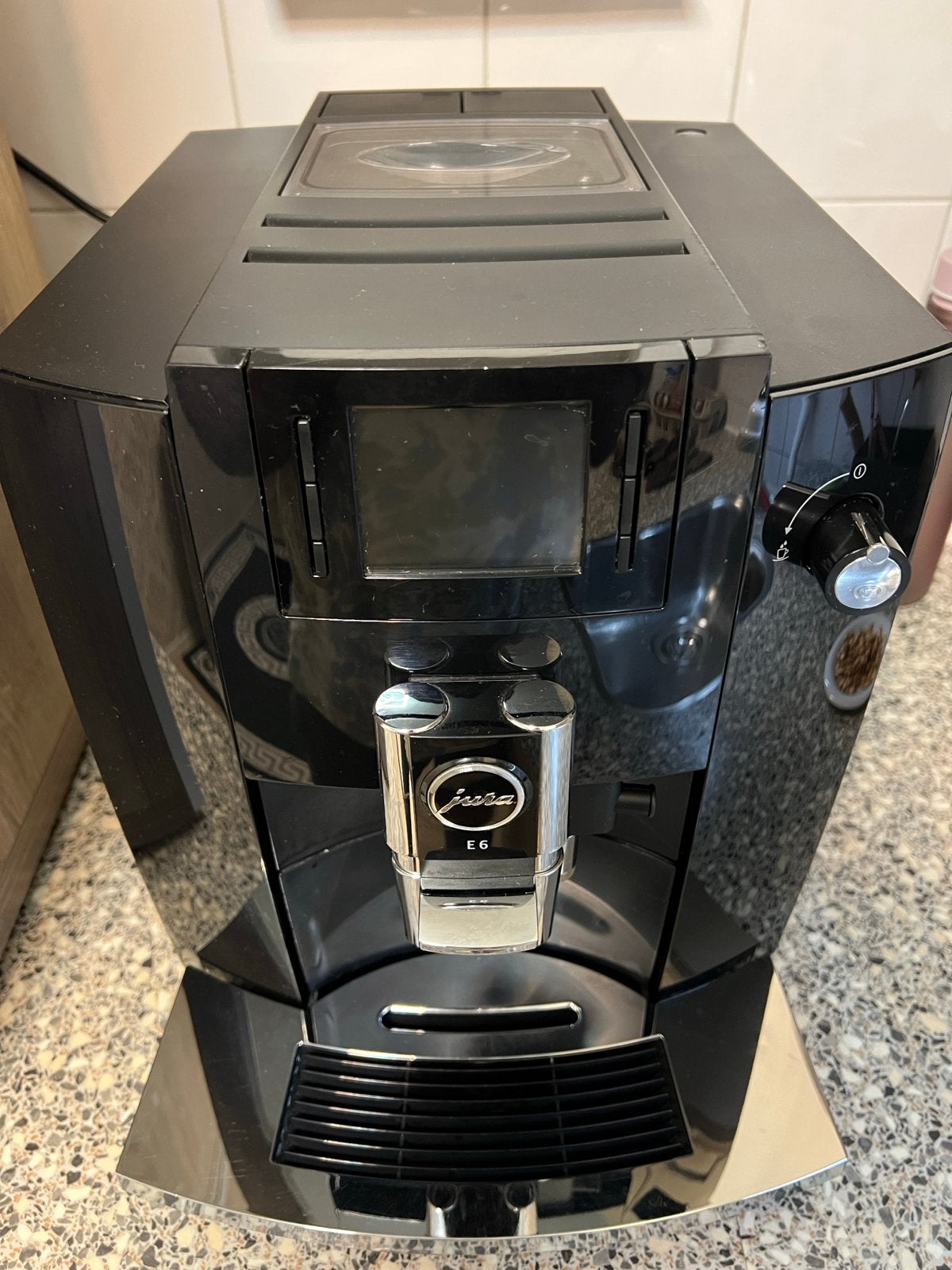 Jura E6 volautomatische espressomachine - Zo goed als nieuw, Espresso apparaat, Zo goed als nieuw, 2 tot 4 kopjes, Koffiebonen