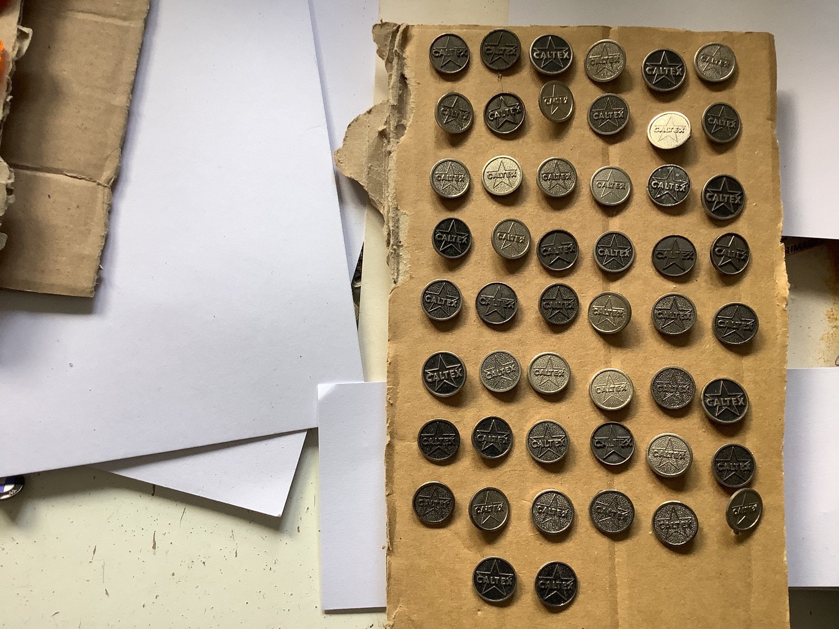 50 speldjes Caltex, Verzamelen, Ophalen of Verzenden, Gebruikt, Overige onderwerpen