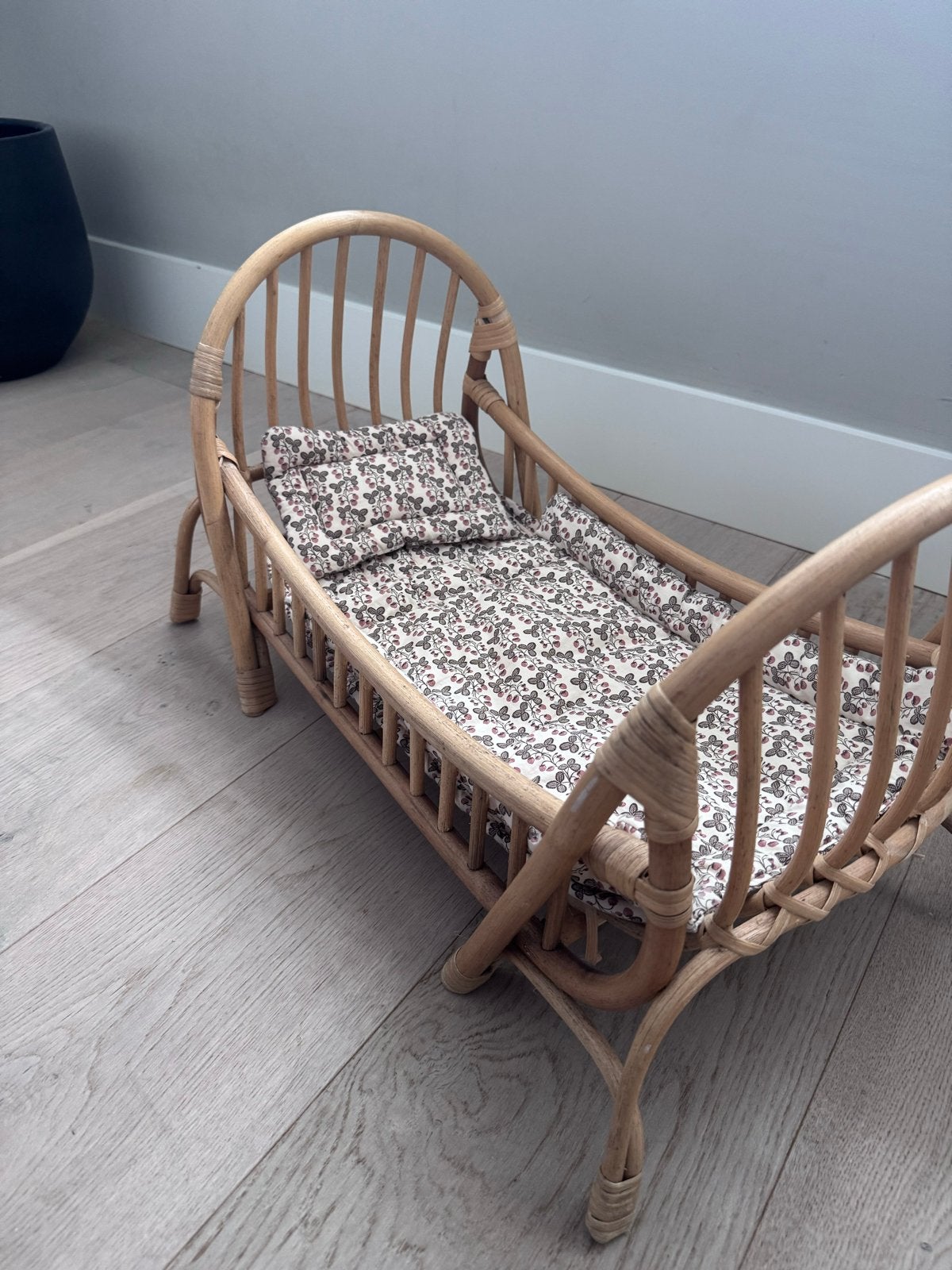 Ferm Living Rotan Poppenbedje met matrasje, deken en kussen, Kinderen en Baby's, Ophalen, Gebruikt, Overige typen