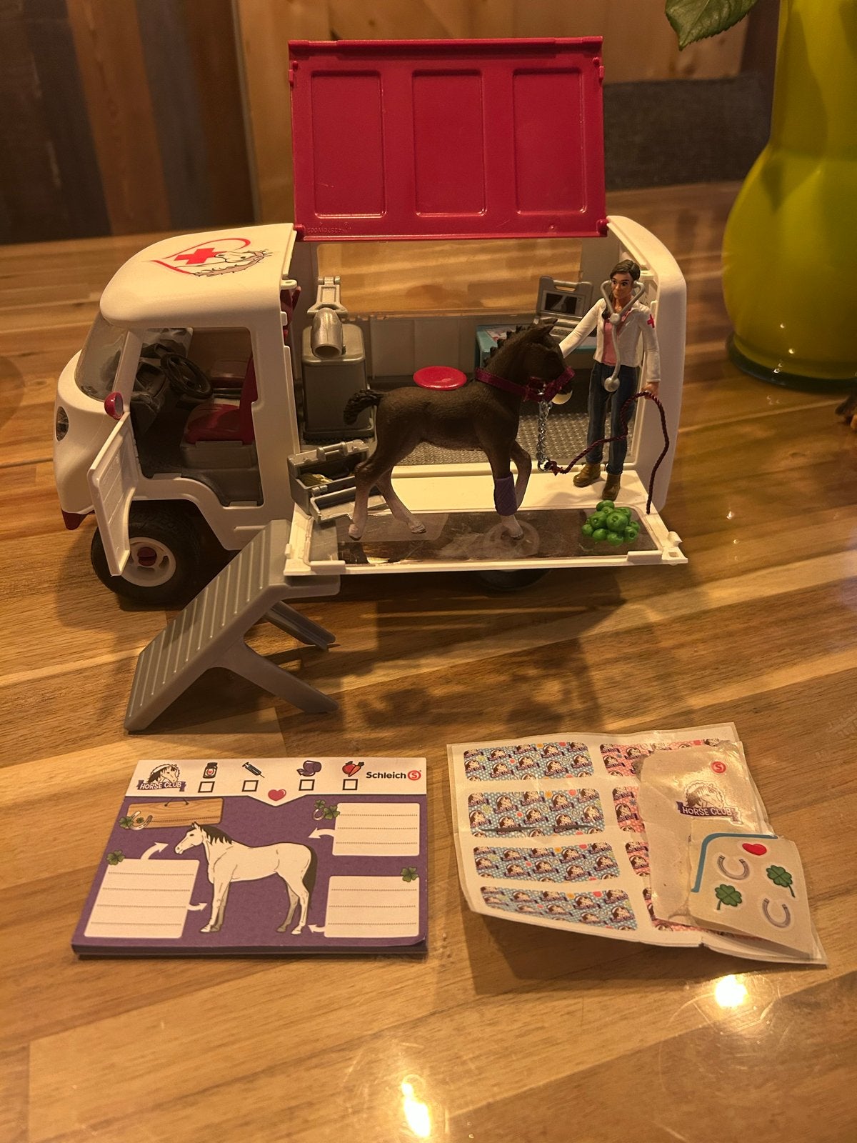 Schleich Mobiele Dierenarts met Hannover Veulen en Arts, Ophalen of Verzenden, Zo goed als nieuw