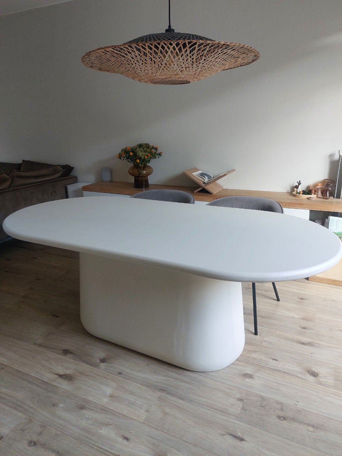 Eettafel japandi ovaal gebroken wit beton ciré, Overige materialen, 100 tot 150 cm, Zo goed als nieuw, 150 tot 200 cm