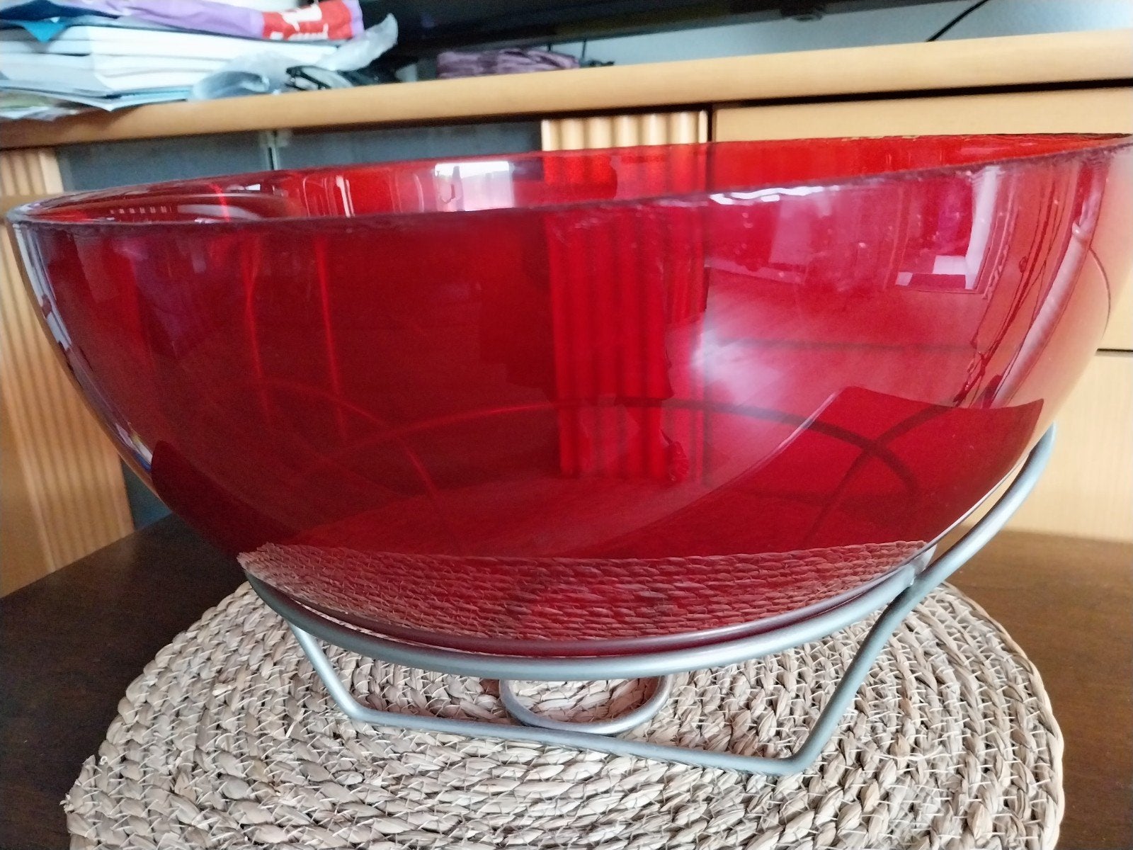 Rode bowl schaal met rvs standaard, Ophalen