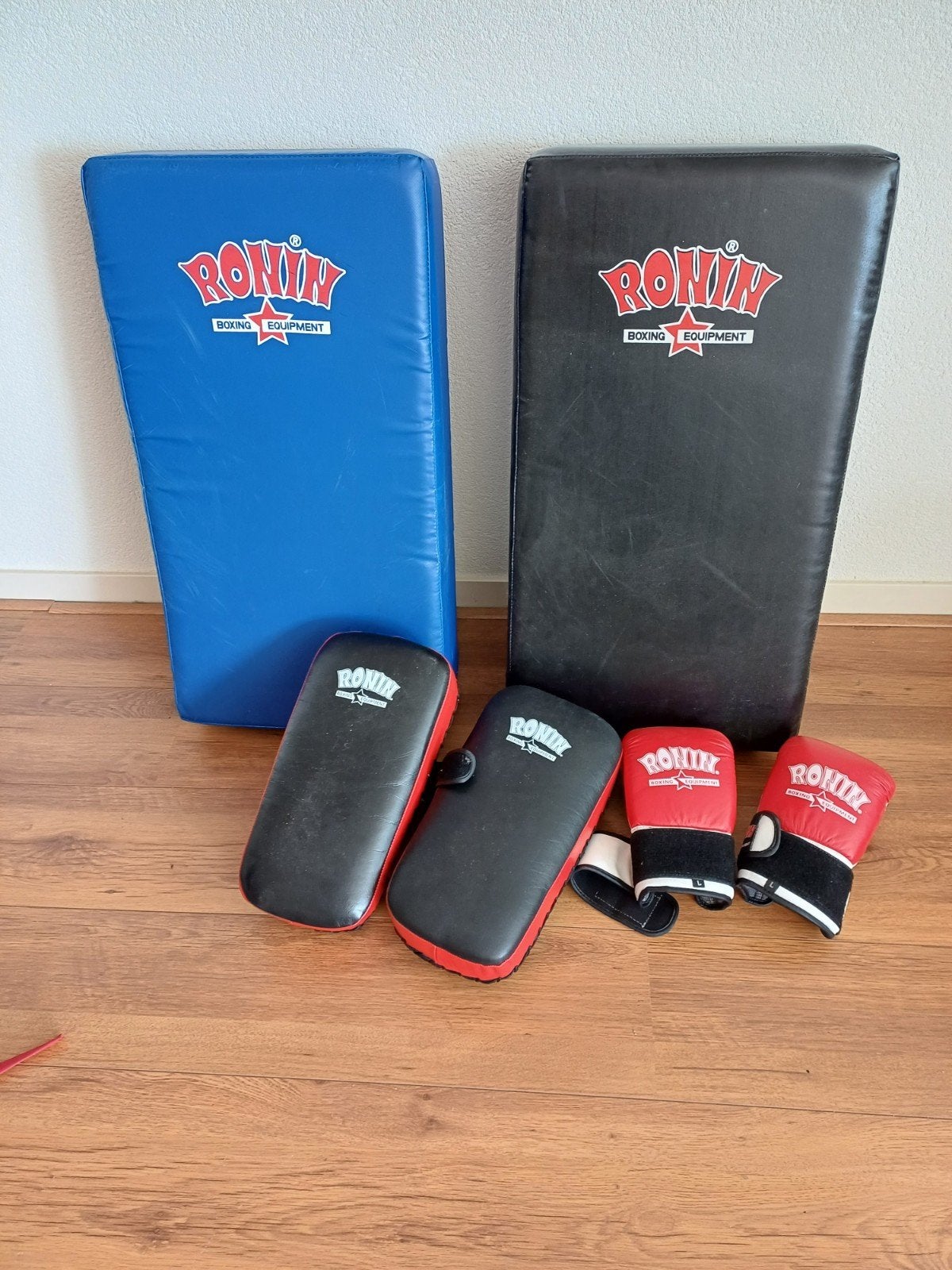 Ronin Boksuitrusting: Stootkussens, Trapkussens & Handschoen, Sport en Fitness, Ophalen, Gebruikt, Bokshandschoenen