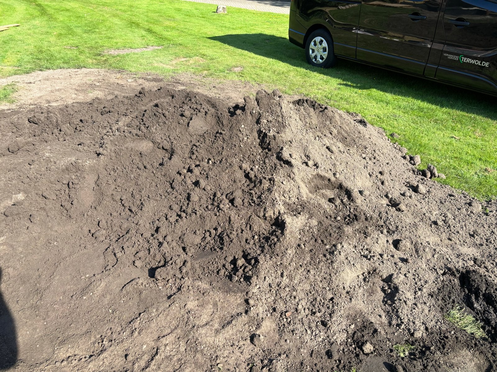 Gratis bemeste tuinaarde (2-3 kuub) aanhanger kan er naast, Ophalen, Tuinaarde