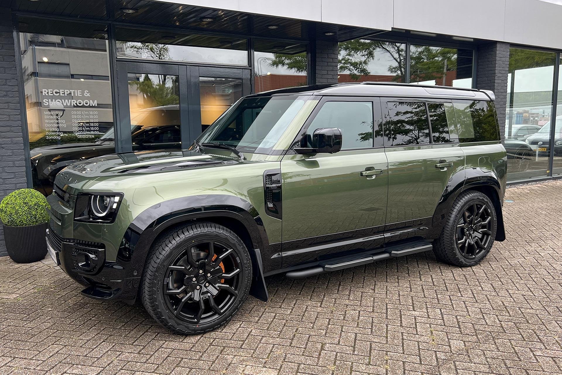 Land Rover Defender 110 P300e X-Dynamic I URBAN Widetrack, Auto's, Automaat, Dealer onderhouden, Automatische klimaatregeling