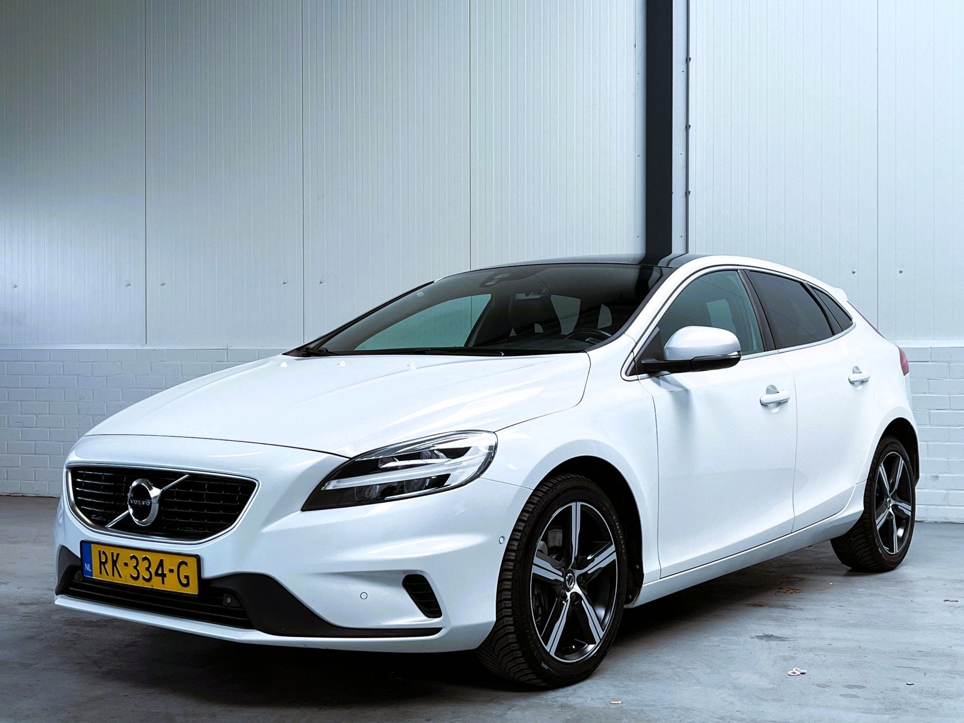 Volvo V40 2.0 T4 Business Sport R-Design|Trekhaak|Leder|Deal, Auto's, Gebruikt, Wit, Bedrijf, 1342 kg